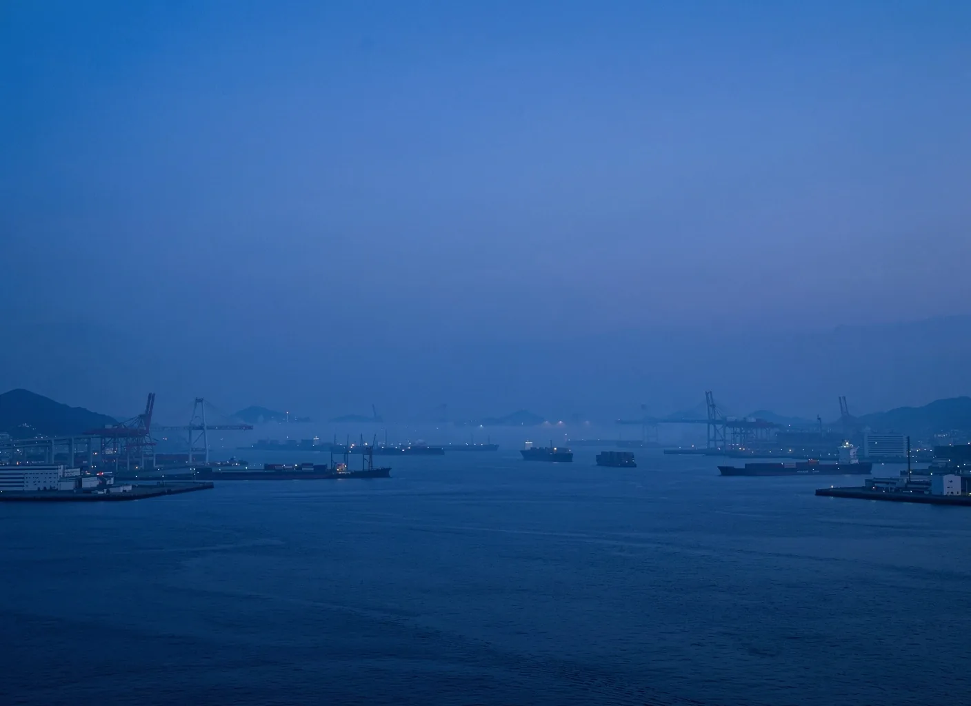 夜明け前の日本の都市景観